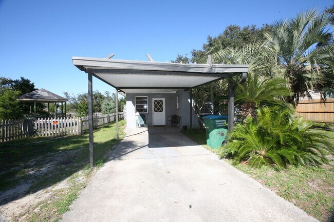 3 bedroom home with large yard on the west... - 3 bedroom home with large yard on the west...