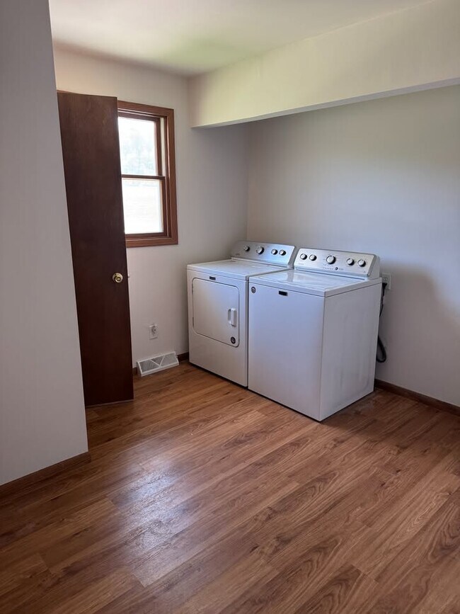 Photo - 7944 Kruchten Rd