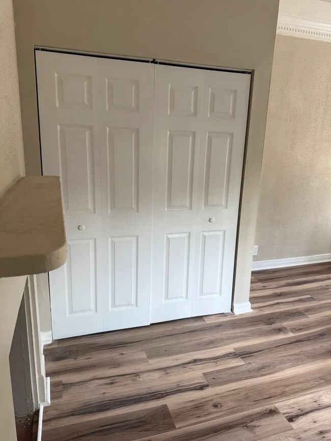 1752 W Oak St