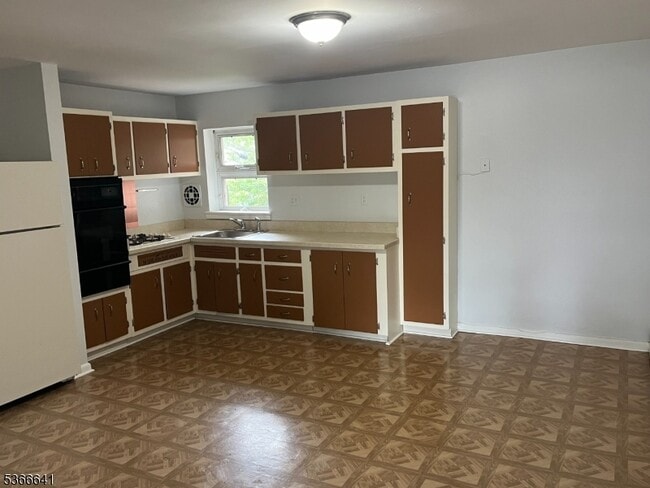 Photo - 365 Bloomfield Ave Unit B1