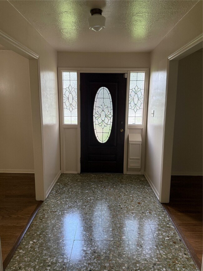 Building Photo - 3232 Parkwood Dr