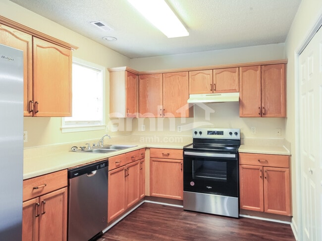 Photo - 725 Oak Branches Cl SE