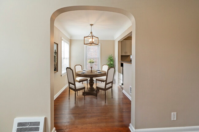 Photo - 1792 Roslyn Rd