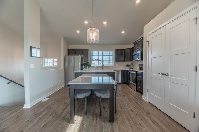 Photo - Open-Concept 3-Bedroom with Corner Lot Vie...