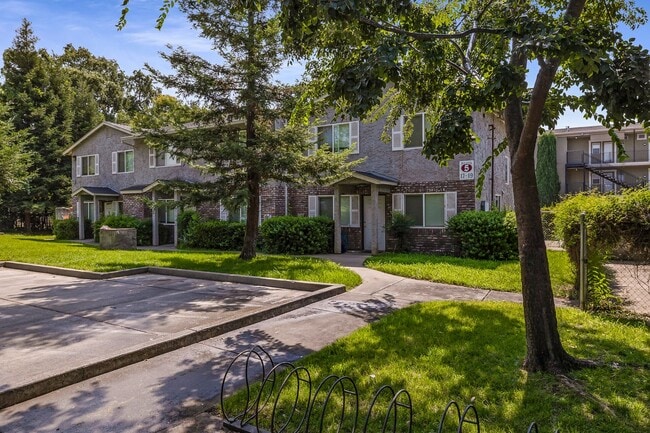 Building Photo - The Four Seasons