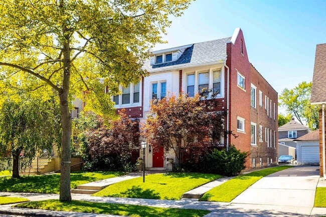 Photo - 1063 Beaconsfield Ave Unit 4