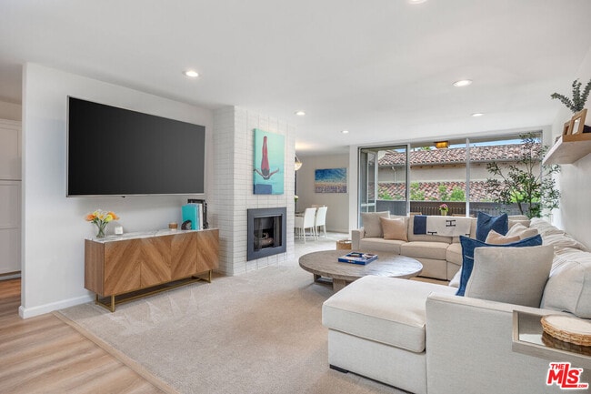 Building Photo - 809 S Bundy Dr Unit 205