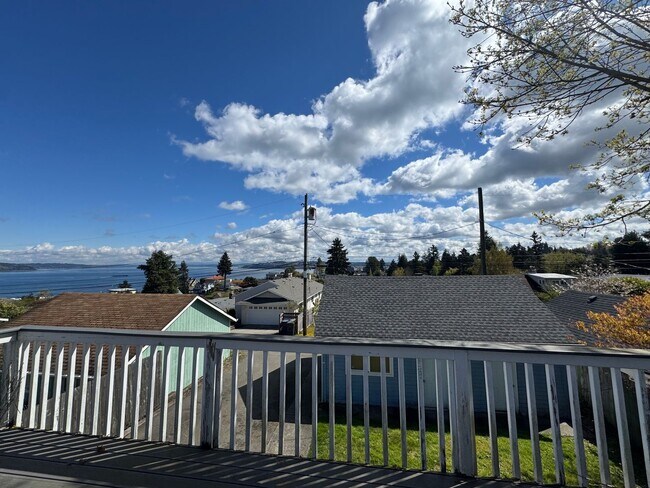 Building Photo - North End 2 full bedrooms plus bonus rooms / den / office space