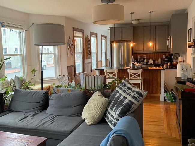 Building Photo - "Charming 3-Bed, 2-Bath Gem in Portland's Heart – Spacious 1350 Sq Ft Living!"