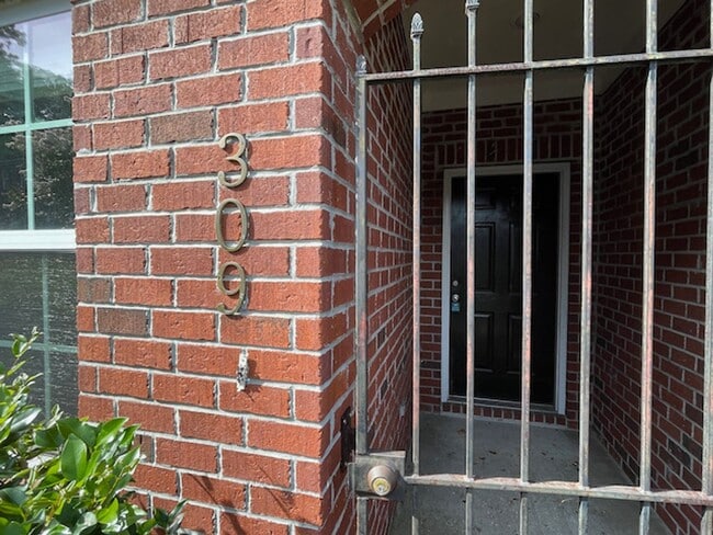 Photo - 2 Bedroom, 2.5 Bathrooms Townhome in the Heart of Savannah's Southside