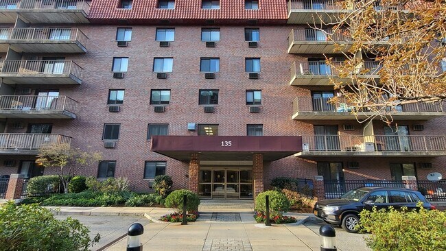 Building Photo - 135 Pleasant St Unit 202