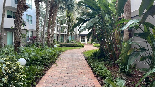 Courtyard - 2421 NE 65th St Unidad 311