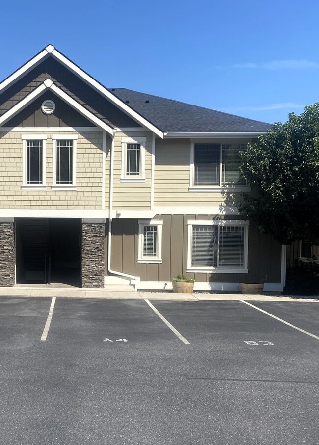 Building Photo - Spacious 3 Bedroom/ 3 Bathroom Near Boat L... Rental