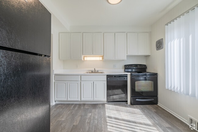 2BR,1BA, Kitchen - Stratford Villa - Oak Park, MI