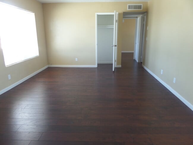 Building Photo - 4404 Plaza Vista Unit 4404 Plaza Vista  D - Upstairs