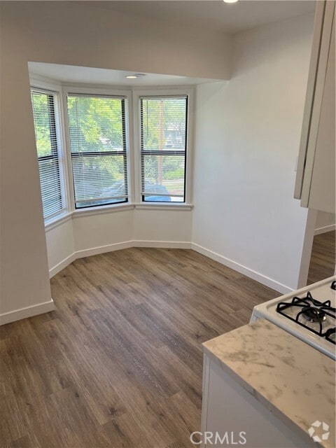 Building Photo - 12660 Oxnard St Rental