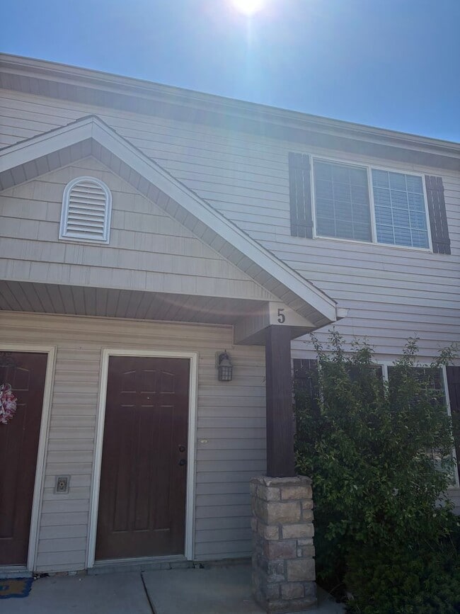 Building Photo - Cedar Park Townhome