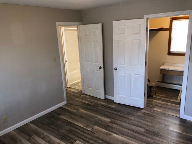 Bedroom w/Walk-in Closet - 916 Lennox St Casa Adosada