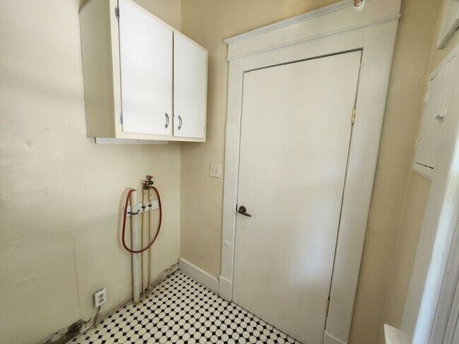 Photo - 5 Bedrooms 1.5 Bath on the Northeast side ... House