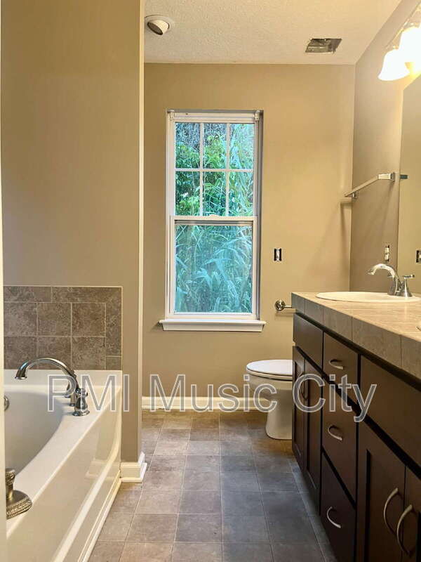 Photo - 225 Hickory Dr