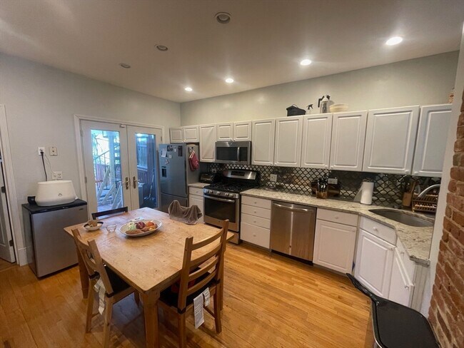 Photo - 121 G St Unit 1