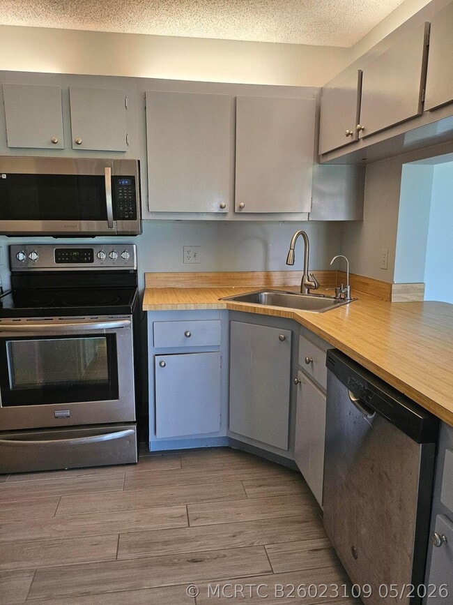 Building Photo - 811 Sky Pine Way Unit F2