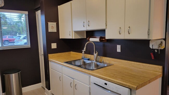 Photo - Annual or short term turnkey furnished gro...