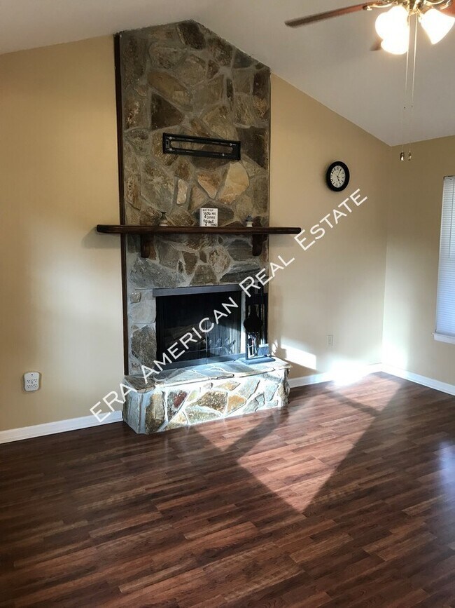 Photo - 912 Spruce Ct