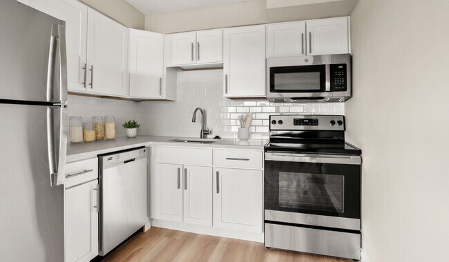 Cocina moderna con acabados elegantes y electrodomésticos de alta gama.