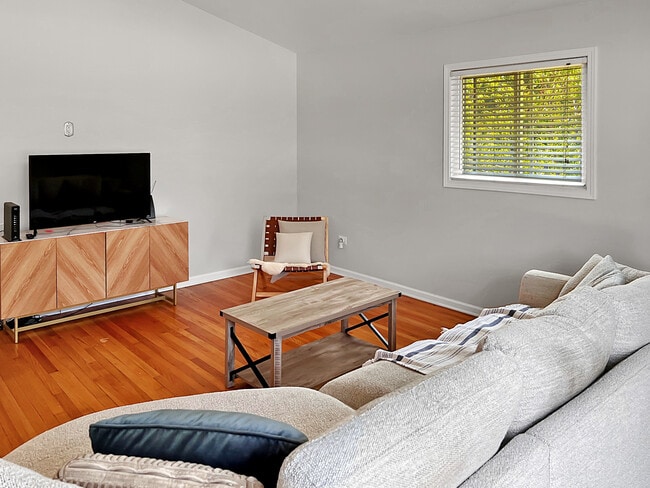 Photo - 5639 Main St