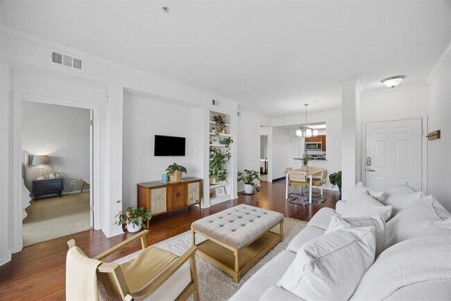 Building Photo - 6000 Shepherd Mountain Cove Unit 304