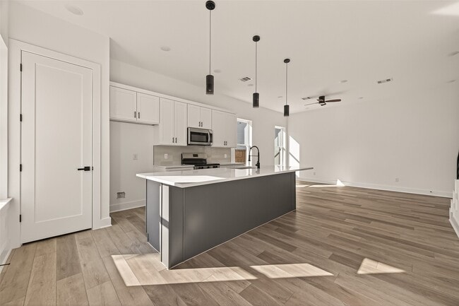 Photo - 2475 Carmel St