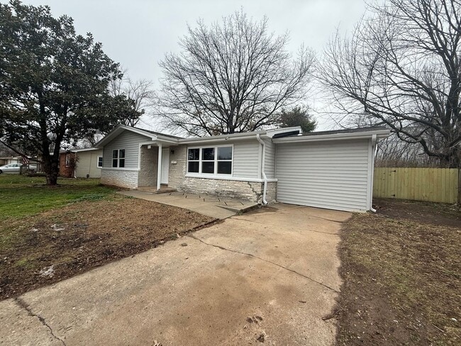 Photo - 4 Bedroom 2 Bathroom House Available NOW!