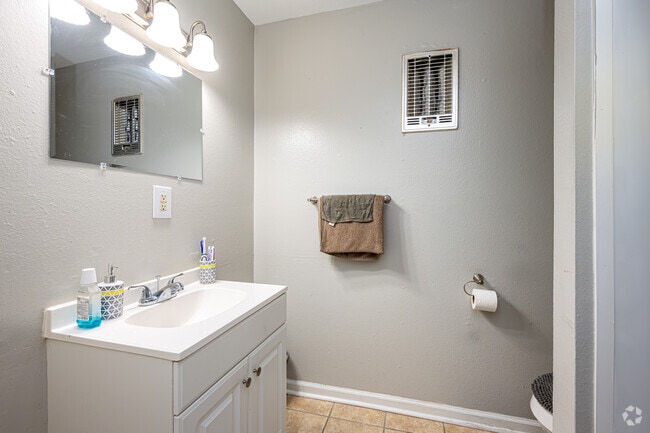 2BR, 1BA - 565SF - Primary Bathroom
