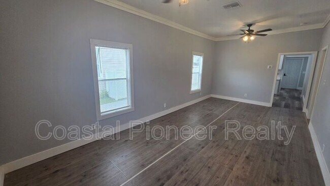 Photo - 2010 N Howard Ave