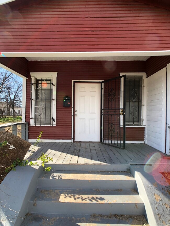 Building Photo - 1318 Evans Ave