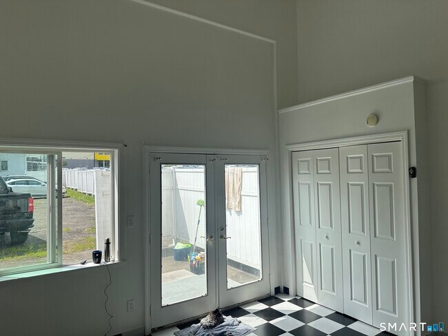 Building Photo - 379 Derby Ave Unit 6B