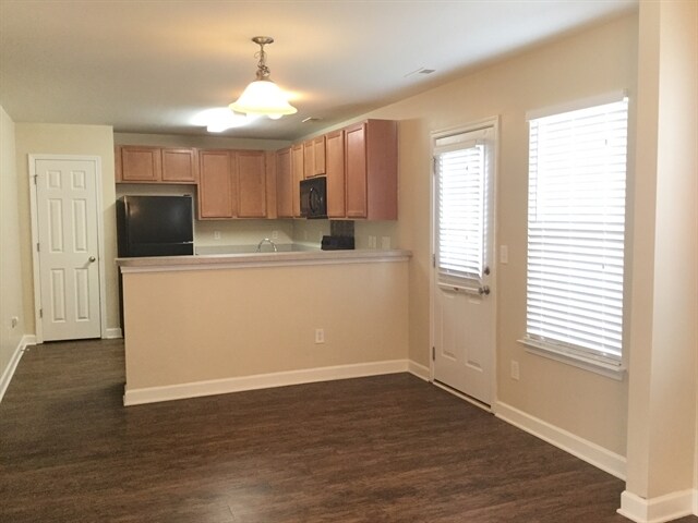 Photo - 982 Ramsgate Dr SW