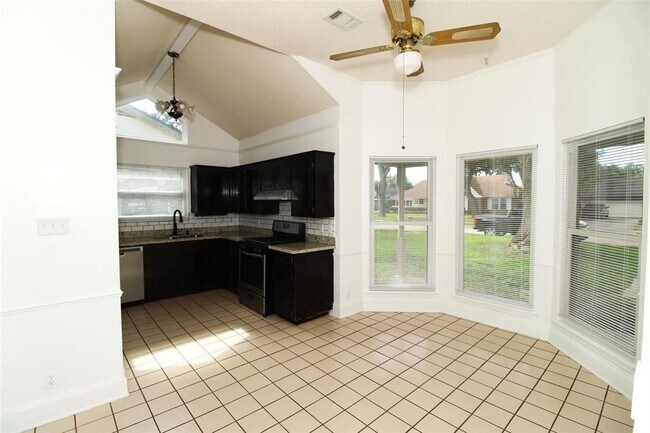 Photo - 112 Juniper St