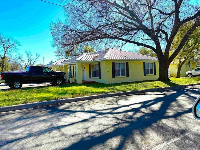 Photo - 800 Vanderveer