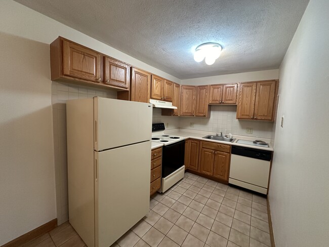 Building Photo - 282 Grove St Unit 03 Rental