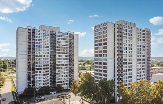 Building Photo - 1 bedroom studio high-rise condo Unit 1001