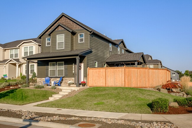 Building Photo - Beautiful 3 Bedroom on Large Corner Lot!