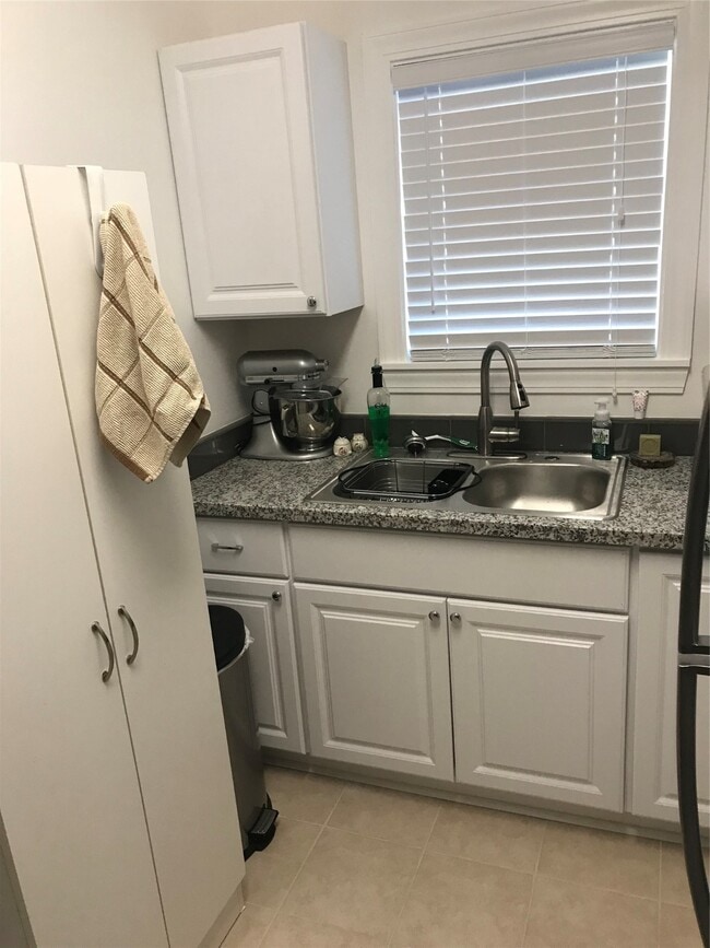 Building Photo - 818 9th St Rental