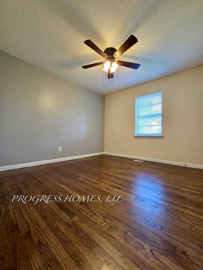 Photo - 327 Larkwood Dr SW