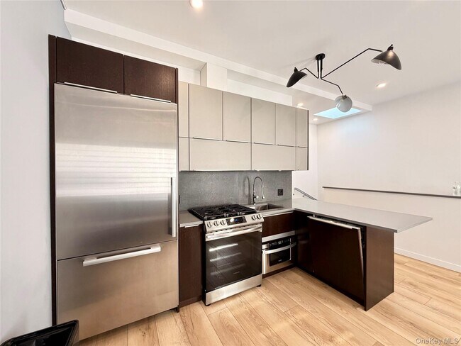 Building Photo - 71-57 69th Pl Unit 2