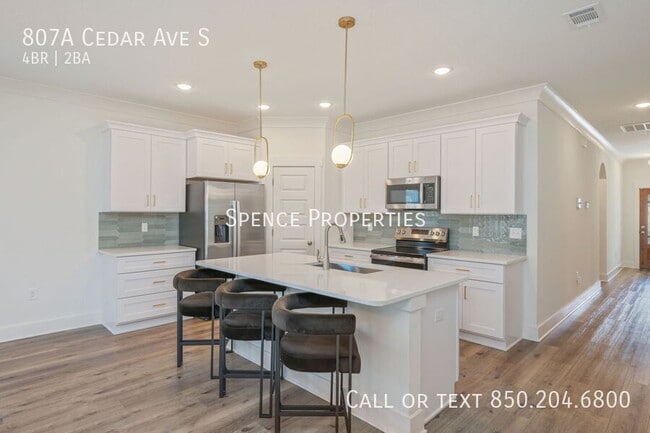 Photo - 807A Cedar Ave S