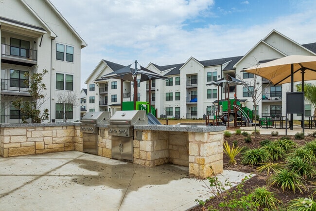 Outdoor Living - 3600 Capitol View (Slaughter)