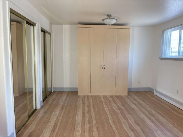 Cama plegable y armario - 1833 N Williams St Unidad 306