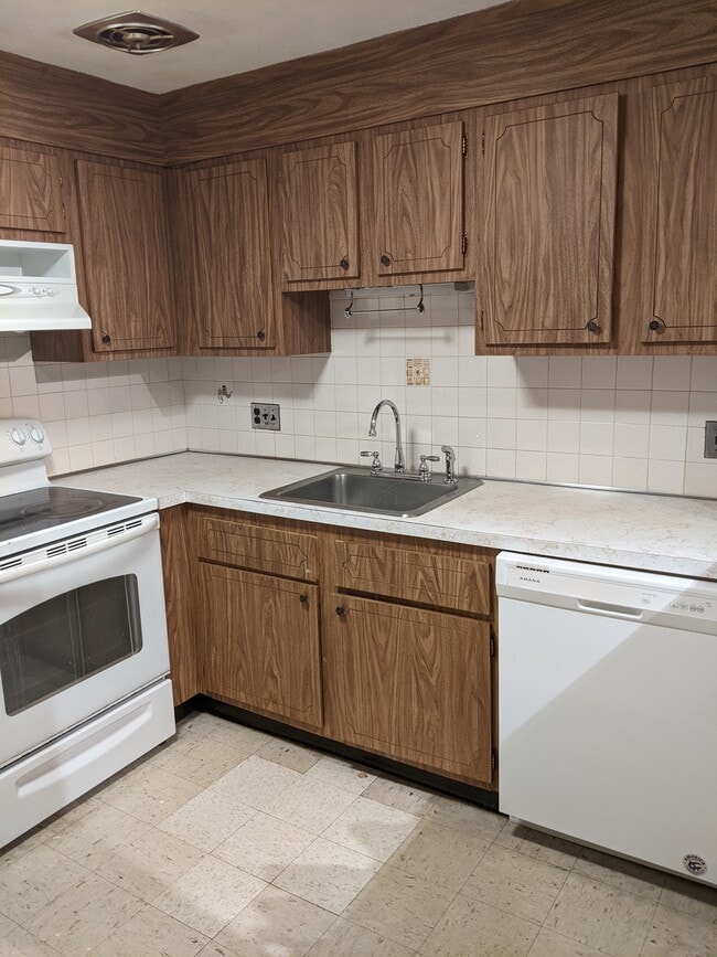 Building Photo - 100 Summer St Unit 1-2